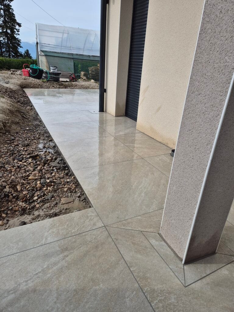 Carrelage extérieur moderne pour terrasse en Haute-Savoie