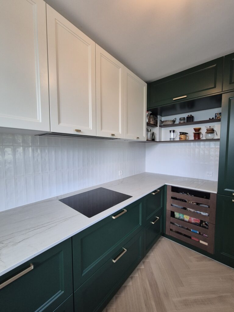 Pose de carrelage dans une cuisine moderne